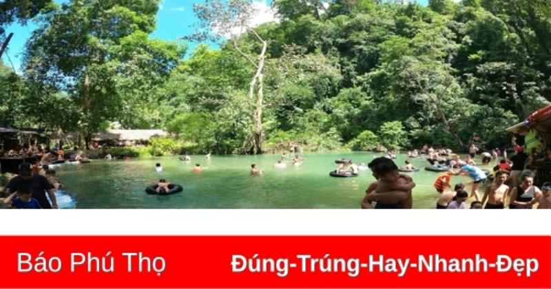 Dòng thác tung bọt trắng xóa giữa khu rừng xanh mướt tại Vườn Quốc gia Xuân Sơn, Phú Thọ